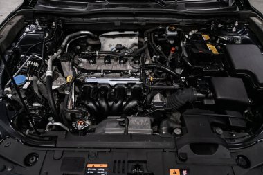 Novosibirsk, Rusya 22 Haziran 2019: Mazda 3, motorun yakın çekim, ön görünüm. Içten yanmalı motor, araba parçaları, deteyling