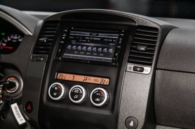 Novosibirsk, Rusya 22 Haziran 2019: Nissan Pathfinder, gösterge panelinin yakın çekim, üfleyici ayarı, klima, oyuncu. modern araba iç