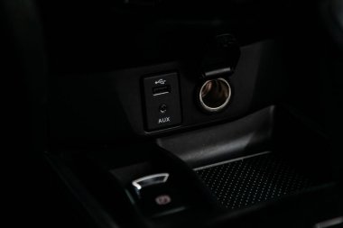 Novosibirsk, Rusya Haziran 22, 2019: Nissan Quashqai, Arabada bir şarj yakın, çakmak, aux, usb konektörler. modern araba iç