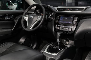 Novosibirsk, Rusya Haziran 22, 2019: Nissan Quashqai, pano yakın çekim, oyuncu, direksiyon, hızlandırıcı kolu, düğmeler, koltuklar. modern araba iç: parçalar, düğmeler, düğme 