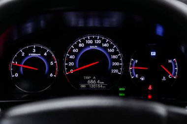 Novosibirsk, Rusya Haziran 22, 2019: Hyundai Santa Fe, pano yakın çekim, hız göstergesi ve beyaz arka ışık ile takometre. modern araba iç