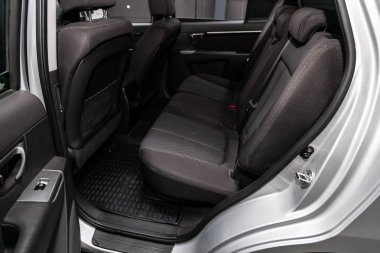Novosibirsk, Rusya Haziran 22, 2019: Hyundai Santa Fe, koltuk kemerli siyah arka koltuklar yakın çekim. modern araba iç