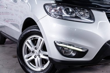 Novosibirsk, Rusya Haziran 22, 2019: Hyundai Santa Fe, far yakın çekim, tampon, tekerlek. Novosibirsk bir otoparkta modern bir araba Fotoğraf