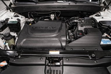 Novosibirsk, Rusya Haziran 22, 2019: Hyundai Santa Fe, motor yakın çekim, ön görünüm. Içten yanmalı motor, araba parçaları, deteyling