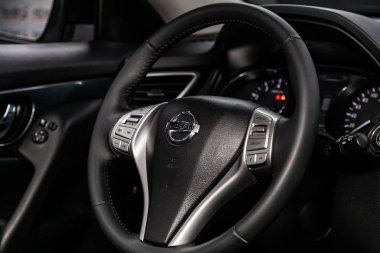 Novosibirsk, Rusya Haziran 22, 2019: Nissan X-trail, gösterge paneli yakın çekim, hız göstergesi, takometre ve direksiyon. . modern araba iç