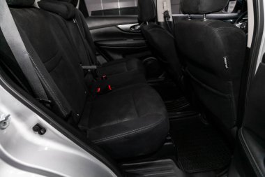 Novosibirsk, Rusya Haziran 22, 2019: Nissan X-trail, koltuk kemerli siyah arka koltuklar yakın çekim. modern araba iç
