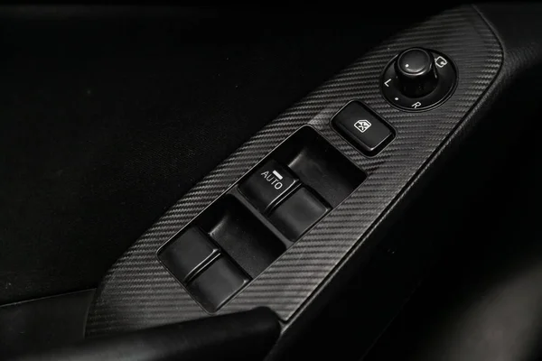 ノボシビルスク ロシア2019年6月22日 マツダ3 サイドドアボタンのクローズアップ ウィンドウ調整ボタン ドアロック 現代車のインテリア ボタン — ストック写真