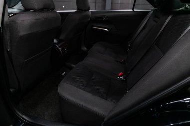 Novosibirsk, Rusya Haziran 22, 2019: Toyota Camry, koltuk kemerli siyah arka koltuklar yakın çekim. modern araba iç
