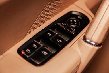 Novosibirsk, Rusya 22 Haziran 2019: Porsche Cayenne , yan kapı düğmeleri yakın çekim: pencere ayarı düğmeleri, kapı kilidi. modern araba iç: parçalar, düğmeler, düğme 