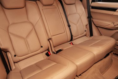 Novosibirsk, Rusya Haziran 22, 2019: Porsche Cayenne , koltuk kemerli bej deri arka koltuklar yakın çekim. modern araba iç