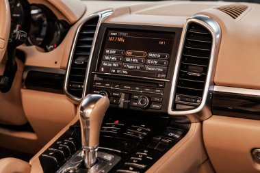 Novosibirsk, Rusya 22 Haziran 2019: Porsche Cayenne ,gösterge panelinin yakın çekim, üfleyici ayarı, klima, oyuncu. modern araba iç