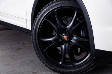 Novosibirsk, Rusya Haziran 22, 2019: Porsche Cayenne ,alaşım tekerleği yakın çekim. Novosibirsk bir otoparkta modern bir araba Fotoğraf