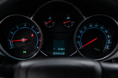 Novosibirsk, Rusya Haziran 22, 2019: Chevrolet Cruze, Mavi arka ışık ile Araba panosu: Odometre, hız göstergesi, takometre, yakıt seviyesi, su sıcaklığı ve daha fazlası