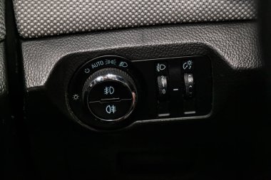 Novosibirsk, Rusya Haziran 22, 2019: Chevrolet Cruze, Far anahtarı kontrol düğmeleri yakın çekim, otomatik seviye panosu ayarlamak. modern araba iç: parçalar, düğmeler, düğme 