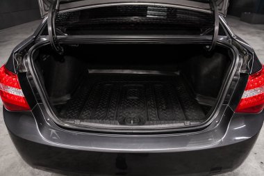 Novosibirsk, Rusya Haziran 22, 2019: Chevrolet Cruze, açık gövde yakın çekim, ön görünüm. Novosibirsk bir otoparkta modern bir araba Fotoğraf