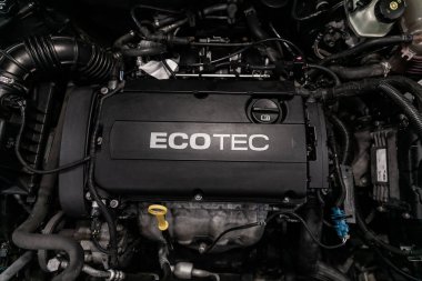 Novosibirsk, Rusya Haziran 22, 2019: Chevrolet Cruze, motor yakın çekim, ön görünüm. Içten yanmalı motor, araba parçaları, deteyling