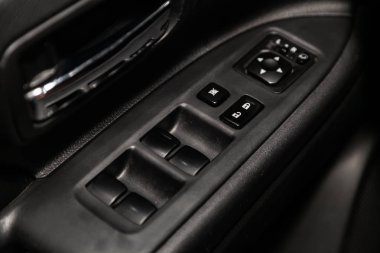 Novosibirsk, Rusya 22 Haziran 2019: Mitsubishi Outlander, yan kapı düğmelerinin yakın çekim: pencere ayar düğmeleri, kapı kilidi. modern araba iç: parçalar, düğmeler, düğme 