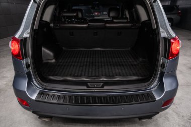 Novosibirsk, Rusya Haziran 22, 2019: Hyundai Santa Fe, açık gövde yakın çekim, ön görünüm. Novosibirsk bir otoparkta modern bir araba Fotoğraf