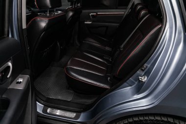 Novosibirsk, Rusya Haziran 22, 2019: Hyundai Santa Fe, koltuk kemerli siyah deri arka koltuklar yakın çekim. modern araba iç