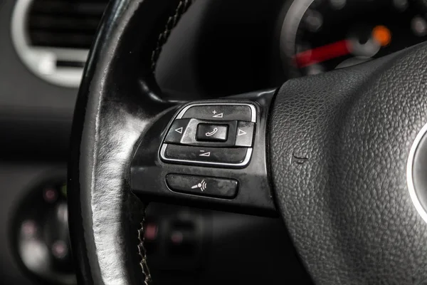 俄罗斯新西伯利亚 2019年6月22日 大众Caddy 多轮手机设置和音量按钮的特写镜头 在新西伯利亚的停车场上拍摄现代汽车的照片 现代汽车内饰 — 图库照片