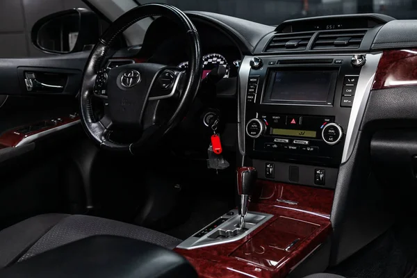 Novosibirsk, Russia June 22, 2019: Toyota Camry,close-up of the dashboard, player, steering wheel, accelerator handle, buttons, seats. modern car interior: parts, buttons, knob — Stock Image Novosibirsk Russia June 2019 Toyota Camry Close Dashboard Player Steering Stock Picture