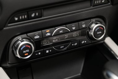 Novosibirsk, Rusya 28 Haziran 2019: Mazda Cx-5, Klima düğmesi ile siyah detay, bir araba içinde sıcaklık hakkında bilgi ile pano. 