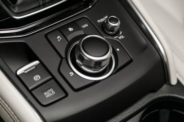 Novosibirsk, Rusya 28 Haziran 2019: Mazda Cx-5, Close up müzik, ev, navigasyon, park, otomatik tutma ve diğer düğmeanahtarları yumuşak odaklı ve arka planda ışık üzerinde araba için kontrol 