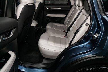 Novosibirsk, Rusya 28 Haziran 2019: Mazda Cx-5, koltuk kemerli beyaz arka koltukların yakın çekim. modern araba iç