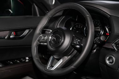 Novosibirsk, Rusya 28 Haziran 2019: Mazda Cx-5, gösterge panelinin yakın çekim, hız göstergesi, takometre ve direksiyon. . modern araba iç