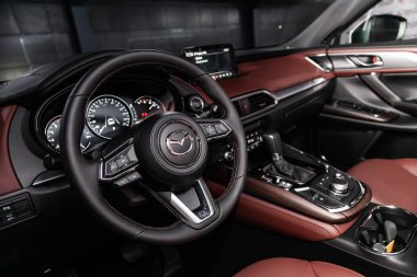 Novosibirsk, Rusya 28 Haziran 2019: Mazda Cx-9, gösterge panelinin yakın çekim, hız göstergesi, takometre ve direksiyon. . modern araba iç