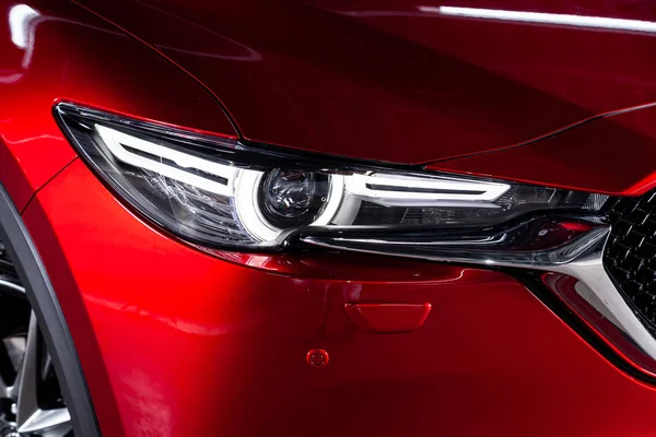 Novosibirsk, Rusya 28 Haziran 2019: kırmızı Mazda Cx-5, farYakın çekim. Novosibirsk bir otopark üzerinde Japonya'da yapılan modern bir crossover Fotoğraf 