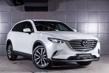 Novosibirsk, Rusya 28 Haziran 2019: beyaz Mazda Cx-9, ön görünüm. Novosibirsk bir otopark üzerinde Japonya'da yapılan modern bir crossover Fotoğraf 