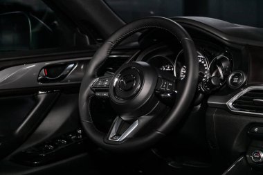 Novosibirsk, Rusya 28 Haziran 2019: Mazda Cx-9, gösterge panelinin yakın çekim, hız göstergesi, takometre ve direksiyon. . modern araba iç