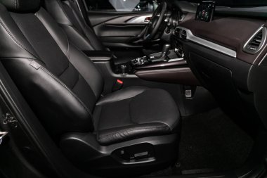 Novosibirsk, Rusya 28 Haziran 2019: Mazda Cx-9, gösterge panelinin yakın çekim, oyuncu, direksiyon, hızlandırıcı kolu, düğmeler, koltuklar. modern araba iç: parçalar, düğmeler, düğme 