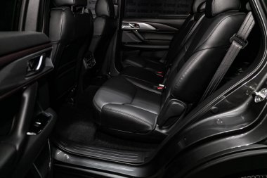 Novosibirsk, Rusya 28 Haziran 2019: Mazda Cx-9, koltuk kemerli siyah deri arka koltukların yakın çekim. modern araba iç