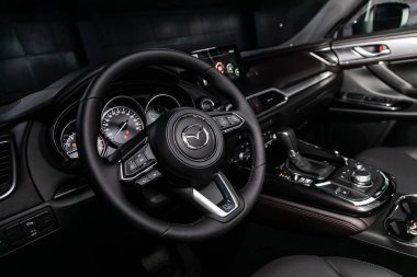 Novosibirsk, Rusya 28 Haziran 2019: Mazda Cx-9, gösterge panelinin yakın çekim, hız göstergesi, takometre ve direksiyon. . modern araba iç