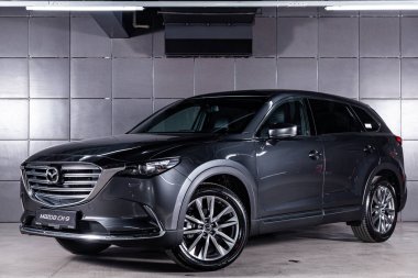 Novosibirsk, Rusya 28 Haziran 2019: gri Mazda Cx-9, ön görünüm. Novosibirsk bir otopark üzerinde Japonya'da yapılan modern bir crossover Fotoğraf 