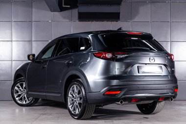 Novosibirsk, Rusya 28 Haziran 2019: gümüş Mazda Cx-9, geri görünüm. Novosibirsk bir otopark üzerinde Japonya'da yapılan modern bir crossover Fotoğraf 