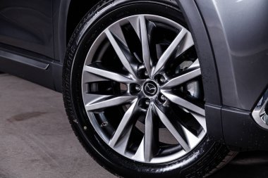 Novosibirsk, Rusya 28 Haziran 2019: Mazda Cx-9, tamponyakın çekim, tekerlek. Novosibirsk bir otopark üzerinde Japonya'da yapılan modern bir crossover Fotoğraf 