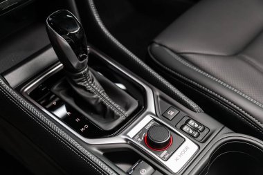 Novosibirsk, Rusya 28 Haziran 2019: Subaru Forester, hızlandırıcı kolu ve düğmeleri yakın çekim. araba otomatik şanzıman dişli , araba iç