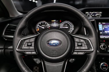 Novosibirsk, Rusya 28 Haziran 2019: Subaru Forester, gösterge panelinin yakın çekim, hız göstergesi, takometre ve direksiyon. . modern araba iç