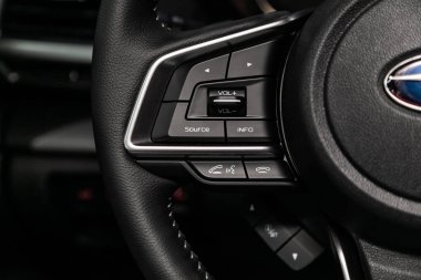 Novosibirsk, Rusya 28 Haziran 2019: Subaru Forester, Direksiyon lu araç kumandası,Müzik,Kontrol Sistemi Fonksiyonu ve arabada sesli telefon. modern araba iç