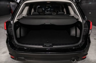 Novosibirsk, Rusya 28 Haziran 2019: Subaru Forester, açık gövdeyakın çekim, ön görünüm. Novosibirsk bir otoparkta modern bir araba Fotoğraf