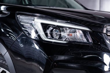 Novosibirsk, Rusya 28 Haziran 2019: Subaru Forester, farın yakın çekimi, Novosibirsk'te bir otoparkta Japonya'da yapılan modern bir geçitin tampon fotoğrafçılığı 