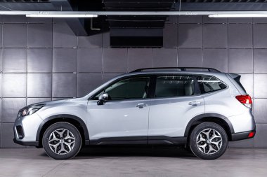 Novosibirsk, Rusya 28 Haziran 2019: gümüş Subaru Forester, yan görünüm. Novosibirsk bir otopark üzerinde Japonya'da yapılan modern bir crossover Fotoğraf 