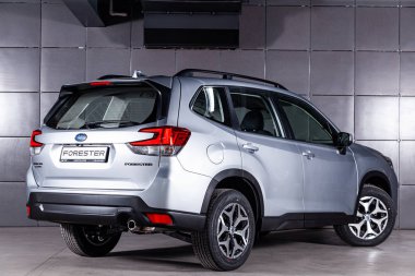 Novosibirsk, Rusya 28 Haziran 2019: gümüş Subaru Forester, geri görünüm. Novosibirsk bir otopark üzerinde Japonya'da yapılan modern bir crossover Fotoğraf 