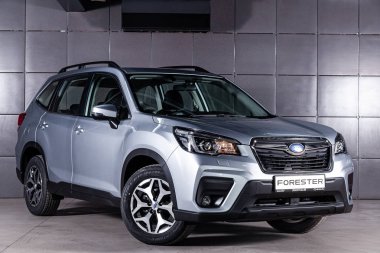 Novosibirsk, Rusya 28 Haziran 2019: Subaru Forester, ön görünüm. Novosibirsk bir otopark üzerinde Japonya'da yapılan modern bir crossover Fotoğraf 