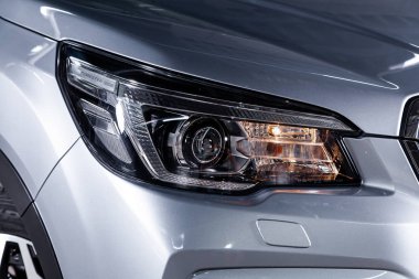 Novosibirsk, Rusya 28 Haziran 2019: Subaru Forester, tamponun yakın çekim, tekerlek. Novosibirsk bir otopark üzerinde Japonya'da yapılan modern bir crossover Fotoğraf 
