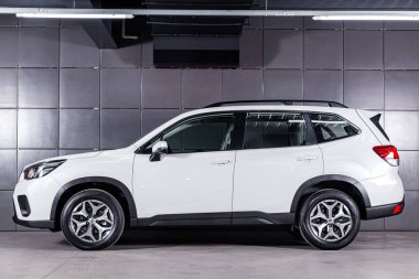 Novosibirsk, Rusya 28 Haziran 2019: beyaz Subaru Forester, yan görünüm. Novosibirsk bir otopark üzerinde Japonya'da yapılan modern bir crossover Fotoğraf 