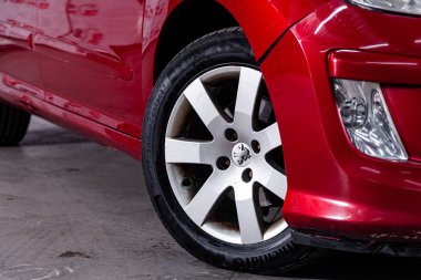 Novosibirsk, Rusya Haziran 28, 2019: Peugeot 308, far yakın çekim, tampon, tekerlek. Bir otoparkta modern bir araba fotoğrafçılığı 